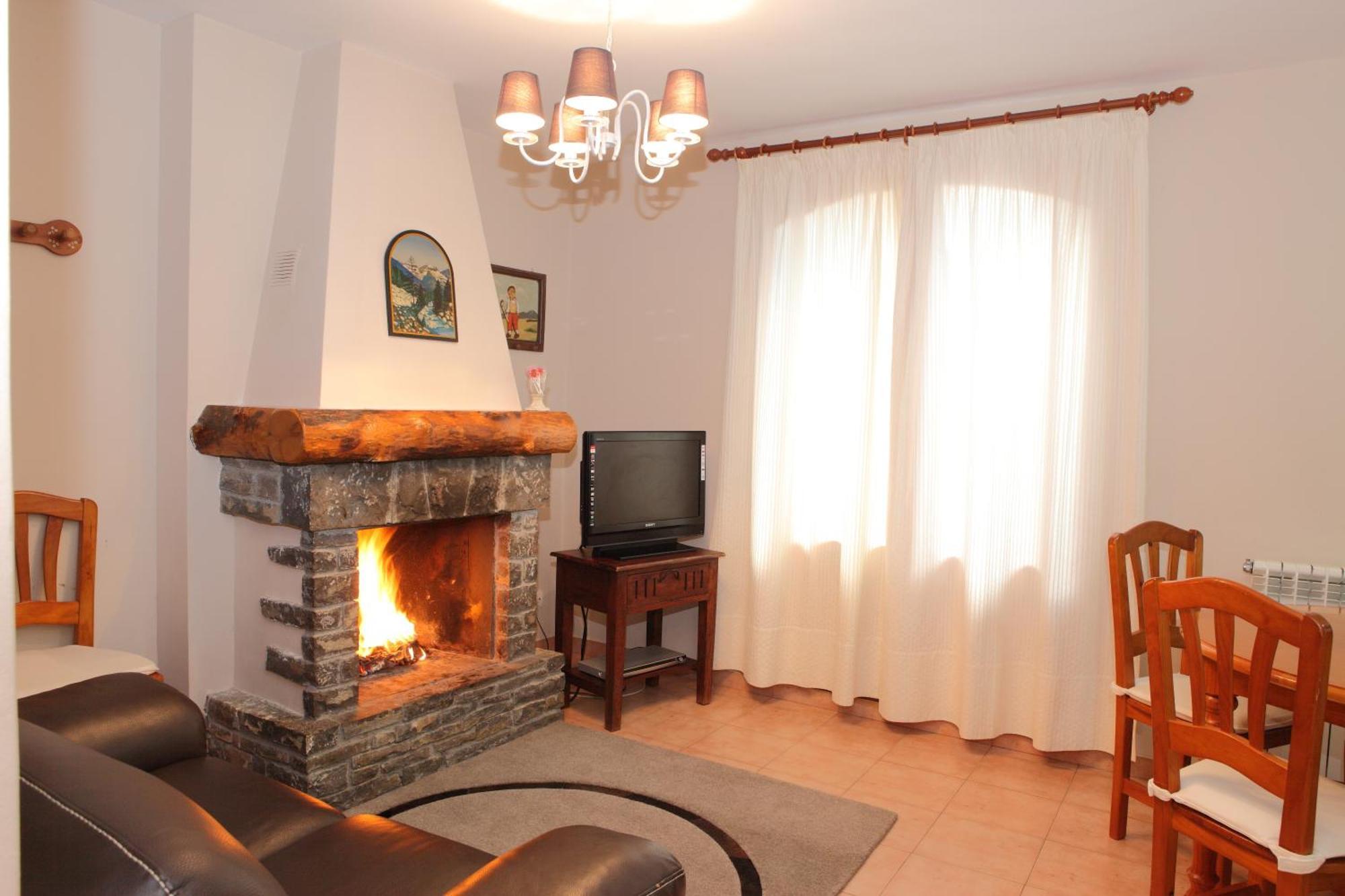 Apartamentos Alba Casa Alquesera Sahun Bagian luar foto