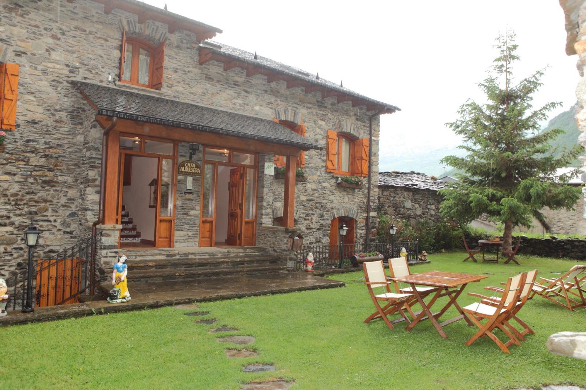 Apartamentos Alba Casa Alquesera Sahun Bagian luar foto