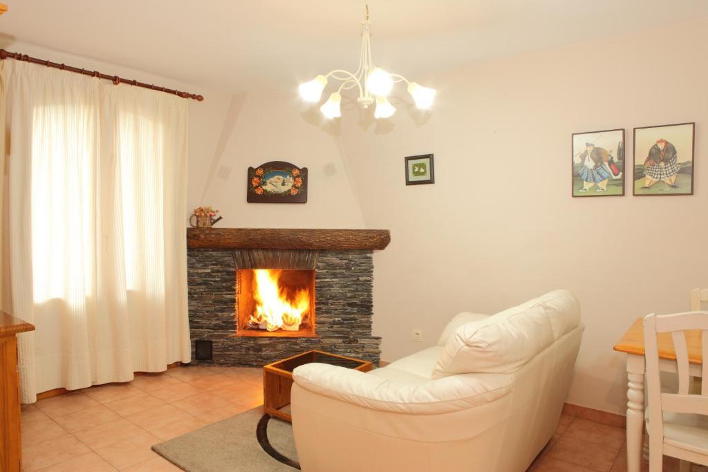 Apartamentos Alba Casa Alquesera Sahun Ruang foto