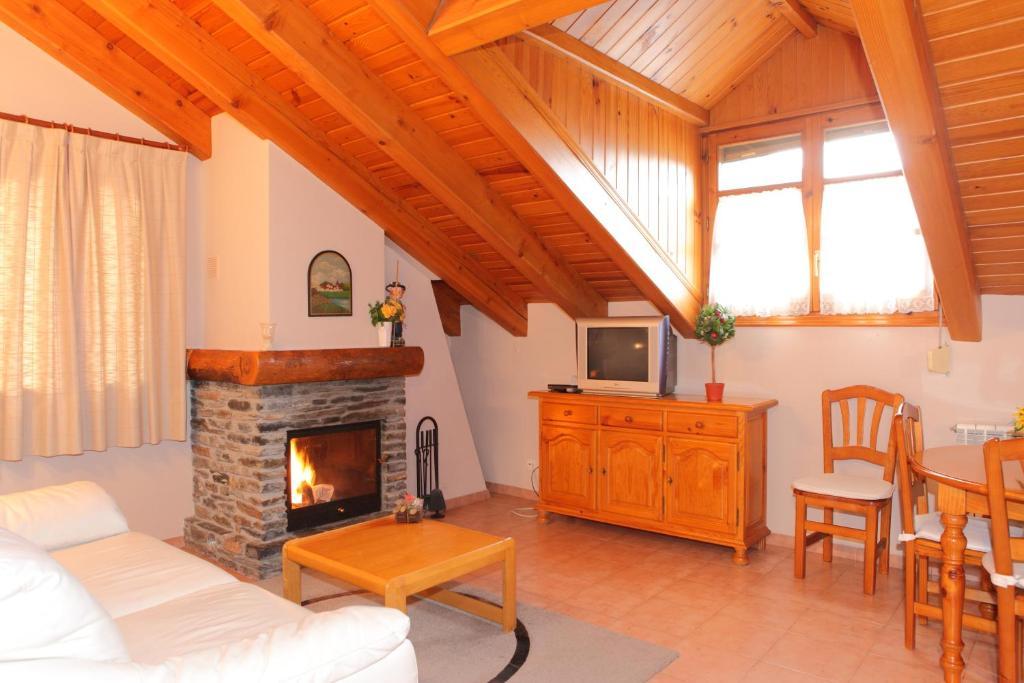 Apartamentos Alba Casa Alquesera Sahun Ruang foto